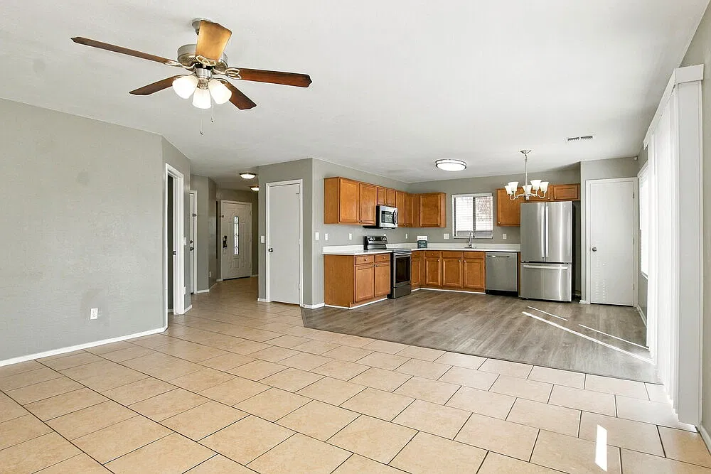 4 bed, 2.5 bath, 1949 sqft, $1,940 — Photo 4