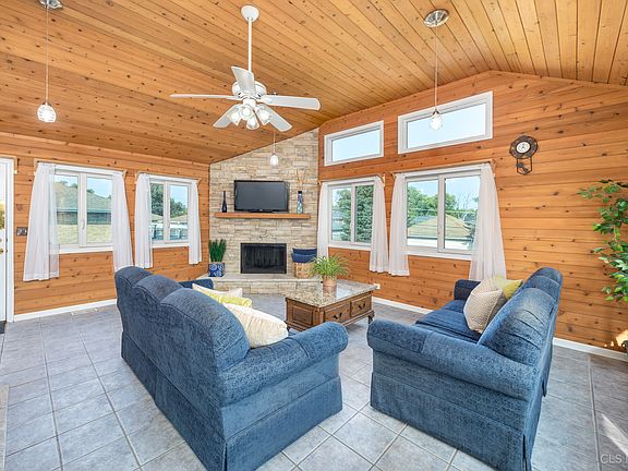 5th image of 375 Pine Ln