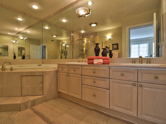 4th image of 153 N San Mateo Dr APT 202