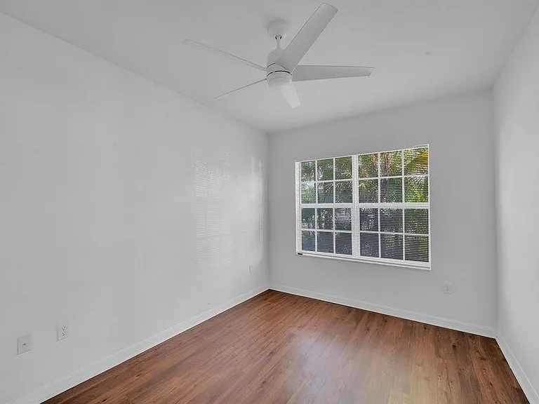 557 SE Prescott Pl — Photo 15