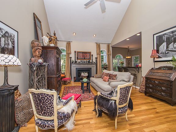 open space~vaulted ceilings