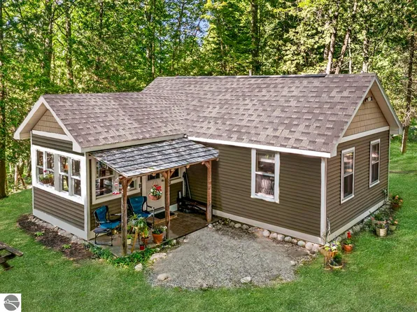 15250 Roaring Brook Dr, Thompsonville, MI 49683