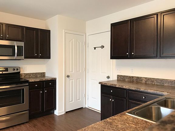 Very Spacious Counter Tops and Cabinets