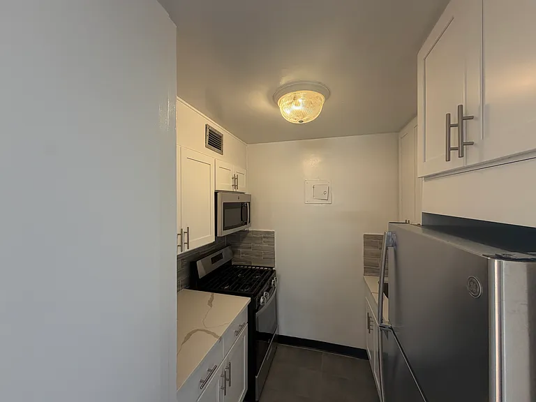 6445 188th St #11 — Photo 3