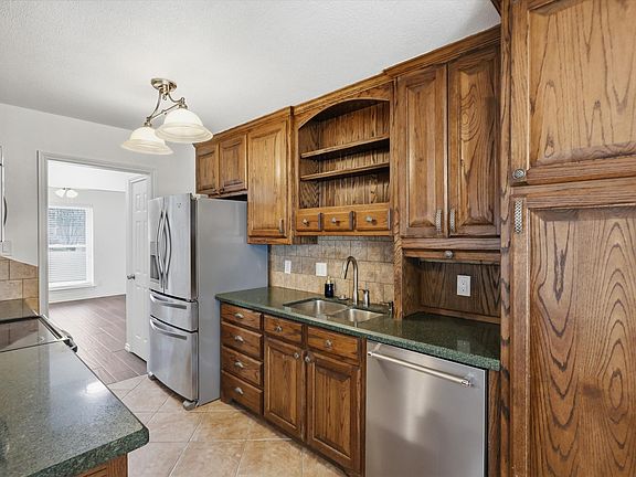 5th image of 2110 Azalea St