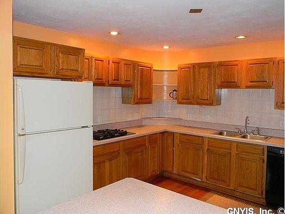 3rd image of 7 Hanson Way