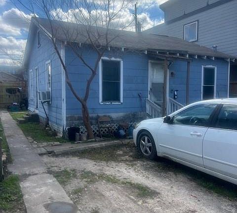 3rd image of 110 E 44th St