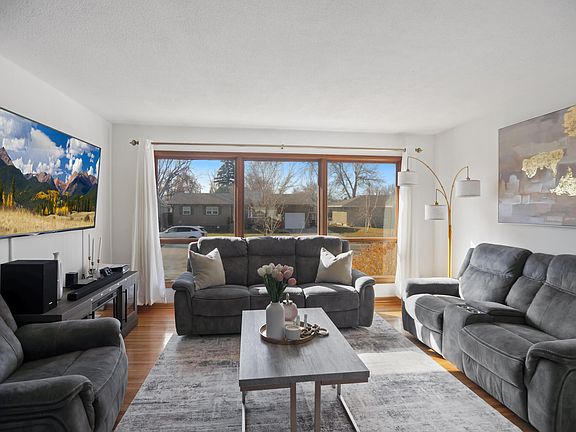 5th image of 907 11th Ave NE