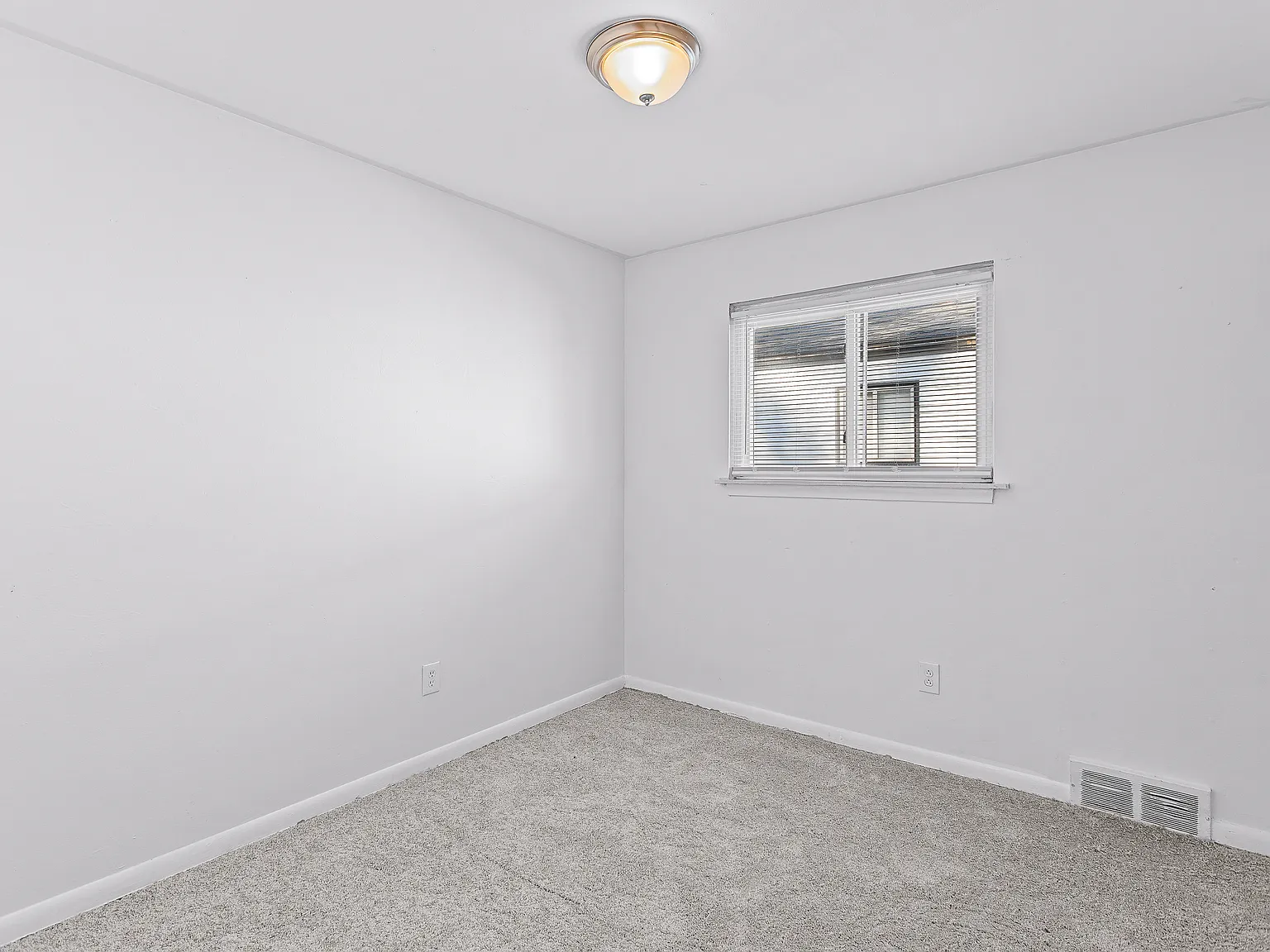 3 bed, 910 sqft, $1,575 — Photo 2