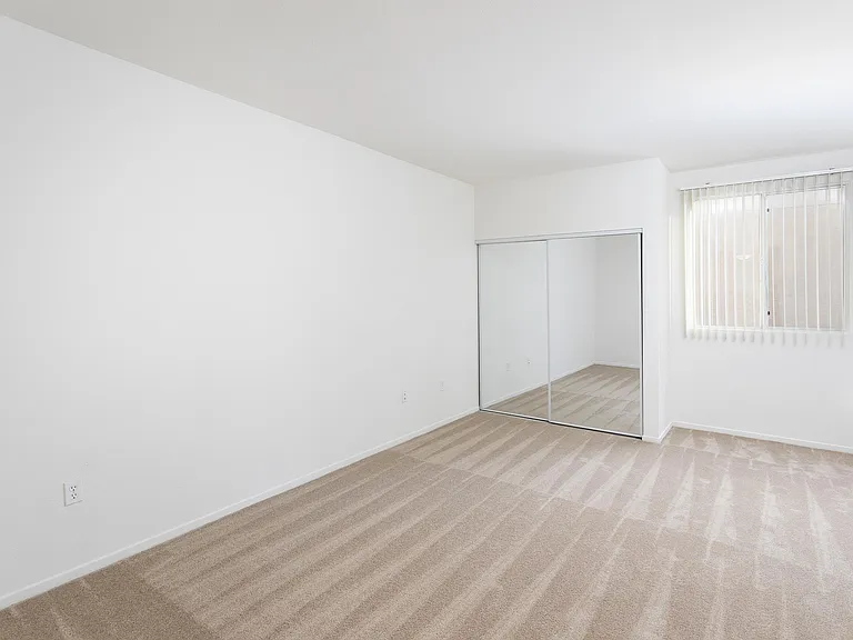 La Jolla Crossroads Apartments — Photo 41