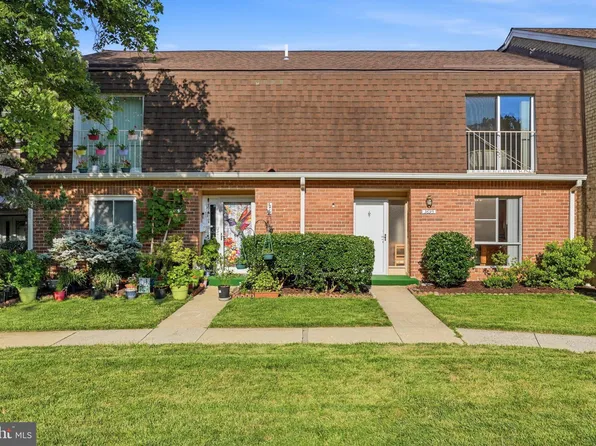 3695 Persimmon Cir, Fairfax, VA 22031