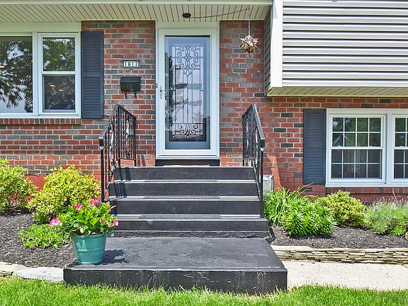 3rd image of 1817 Easthill Dr