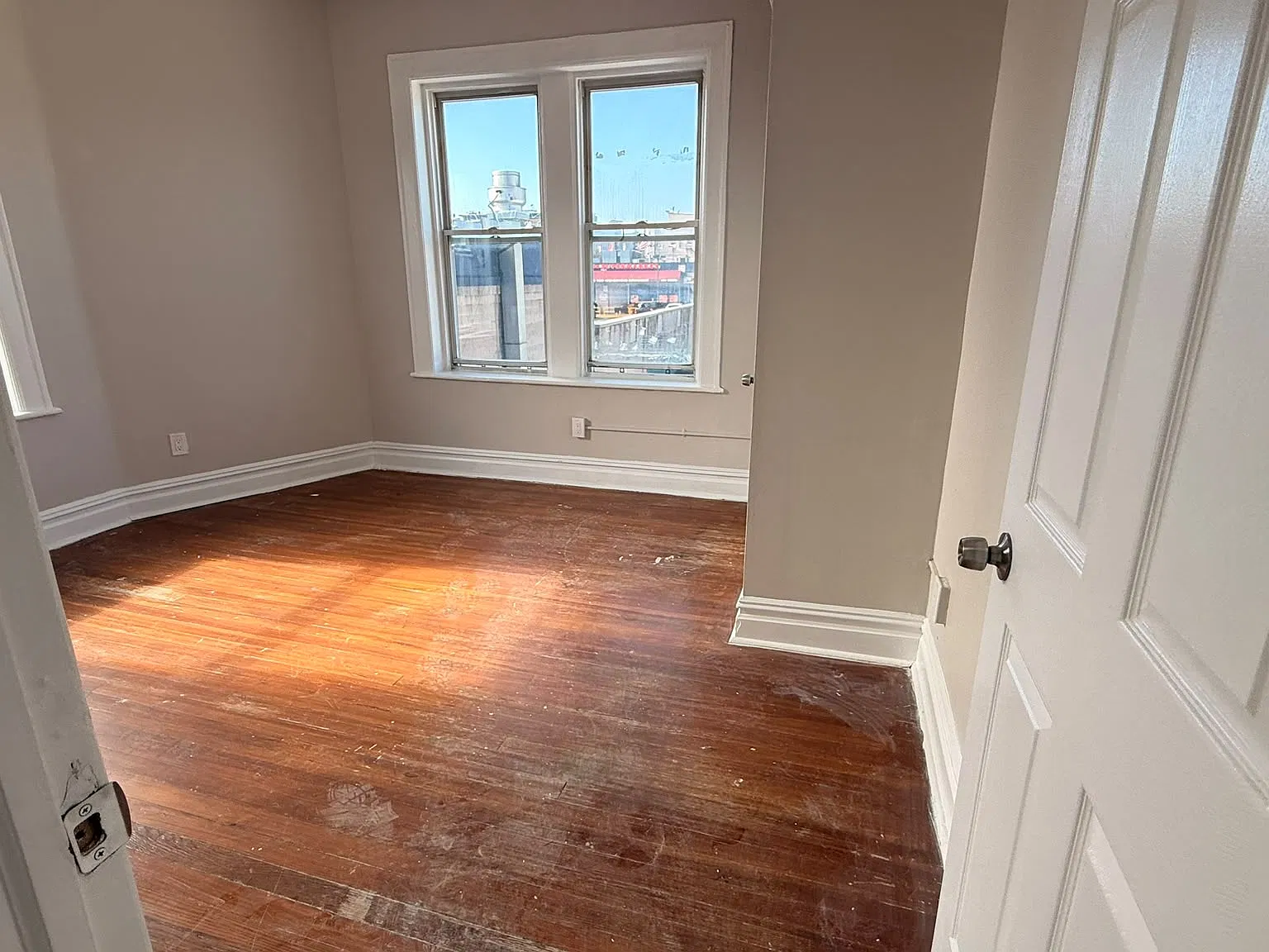 4809 Broadway — Photo 4