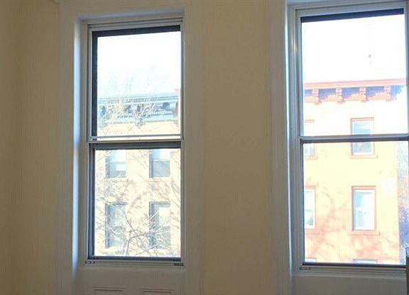 4th image of 276 Carlton Ave