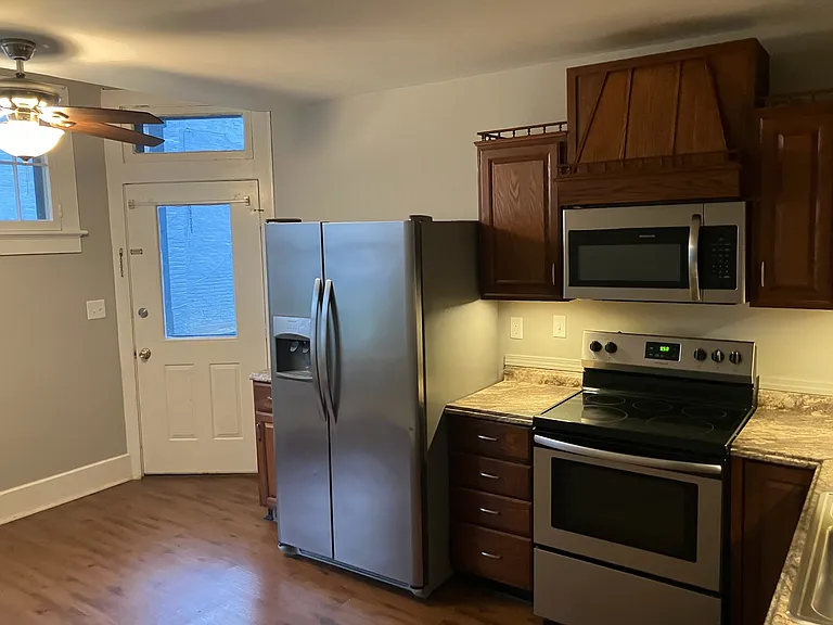 323 SE 2nd St #A — Photo 5
