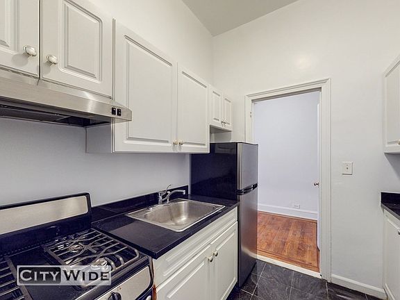 3rd image of 106 E 81st St #5E