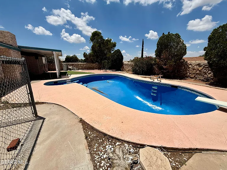 1649 Lomaland Dr — Photo 25