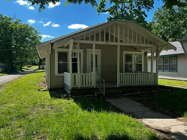 1221 N 4th St, Arkansas City, KS 67005