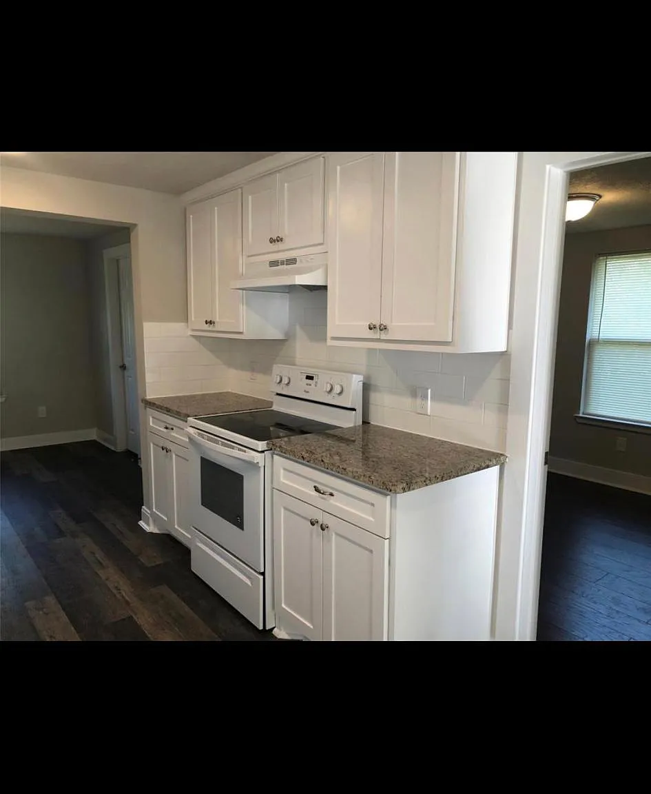 1629 Ross Ave — Photo 4
