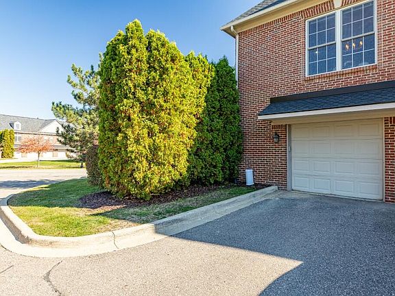 2nd image of 5776 Hampshire Ln
