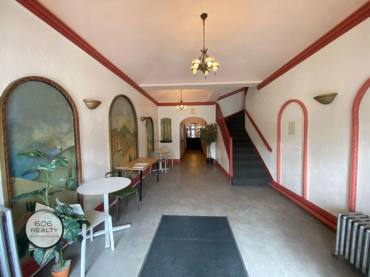 Building Photo - 3118-20 S Oak Park Ave