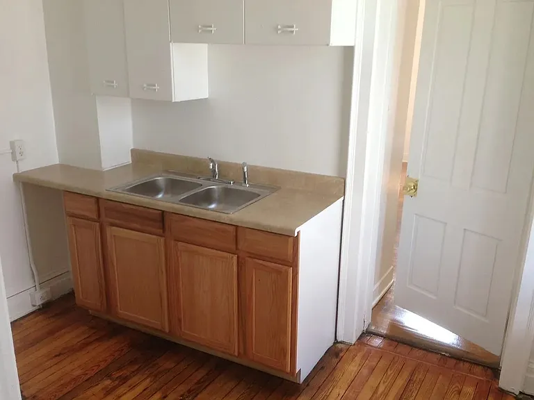 588 W Market St #2 — Photo 4
