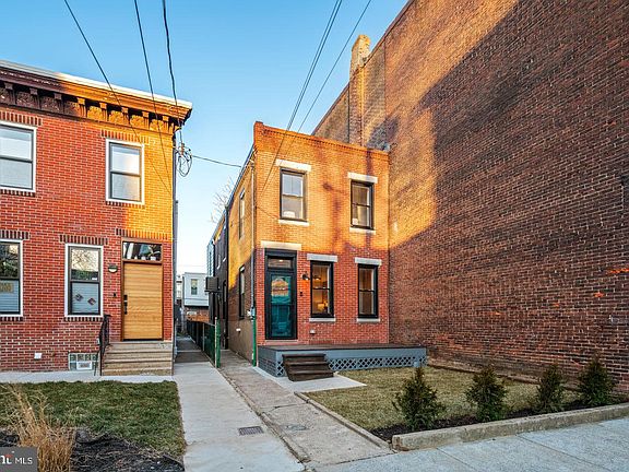 2nd image of 2215 E Cumberland St