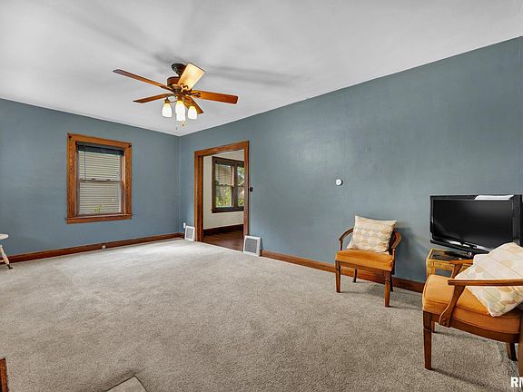 3rd image of 1548 N Prairie St
