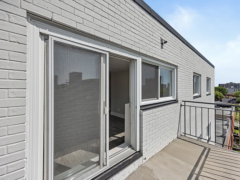 215 Clarence St — Photo 54