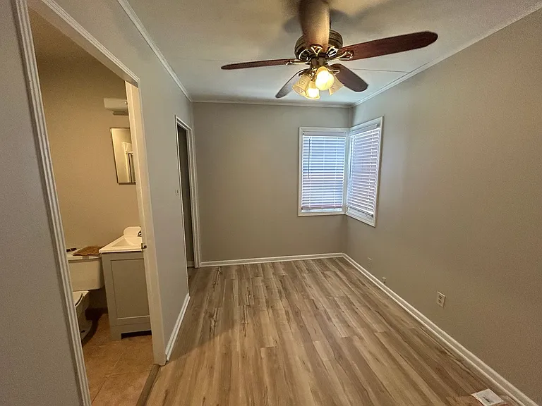 1824 E Kanesville Blvd — Photo 10