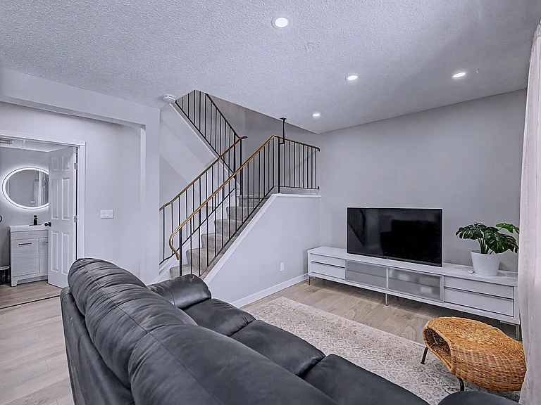 200 Brookpark Dr SW — Photo 2