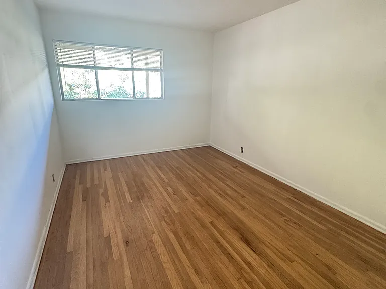 4730 Franklin Ave #7 — Photo 8