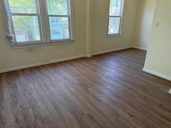 2nd image of 68 Condict St #2