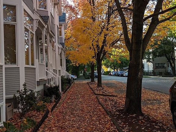 Get to know the 1300 block of West Barry Avenue