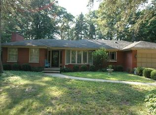 300 Moffett Rd, Lake Bluff, IL 60044