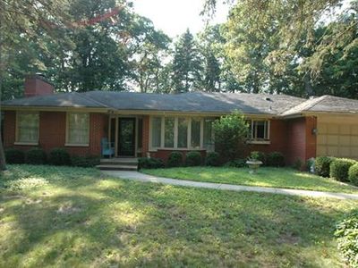 300 Moffett Rd, Lake Bluff, IL, 60044