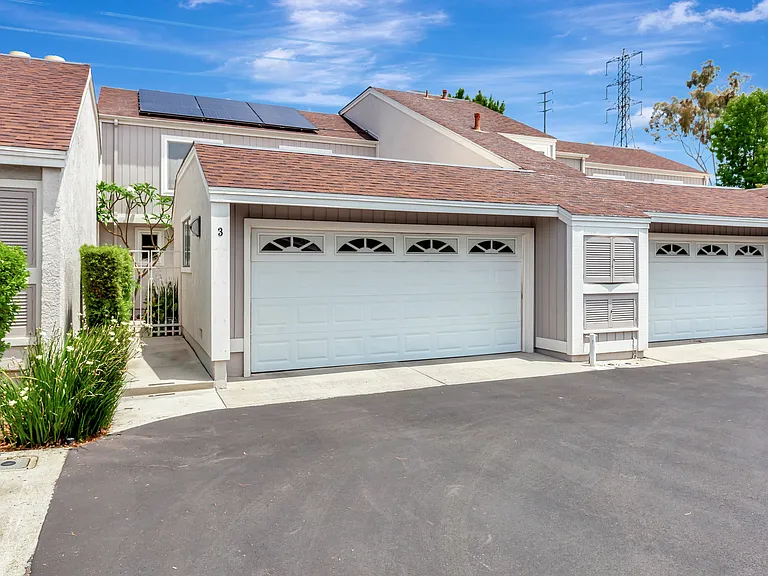 3 Holly Hill Ln — Photo 1