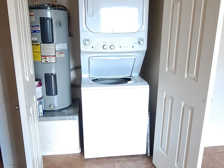 615 E Linden St — Photo 8