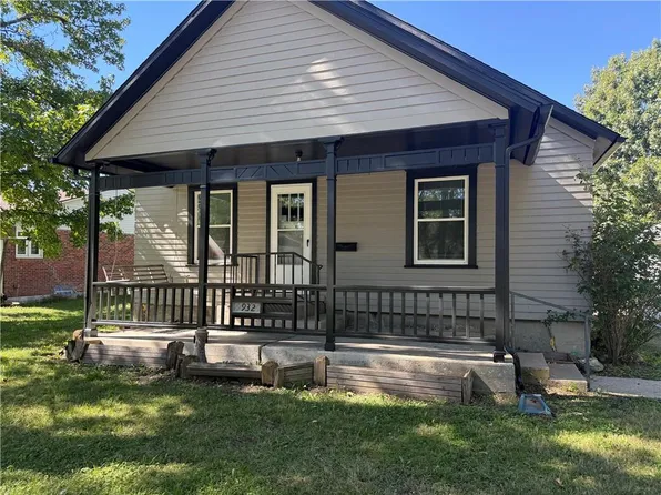 932 Ash Ct, Ottawa, KS 66067