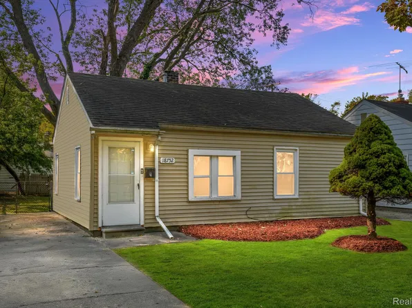 18752 Roscommon St, Harper Woods, MI 48225