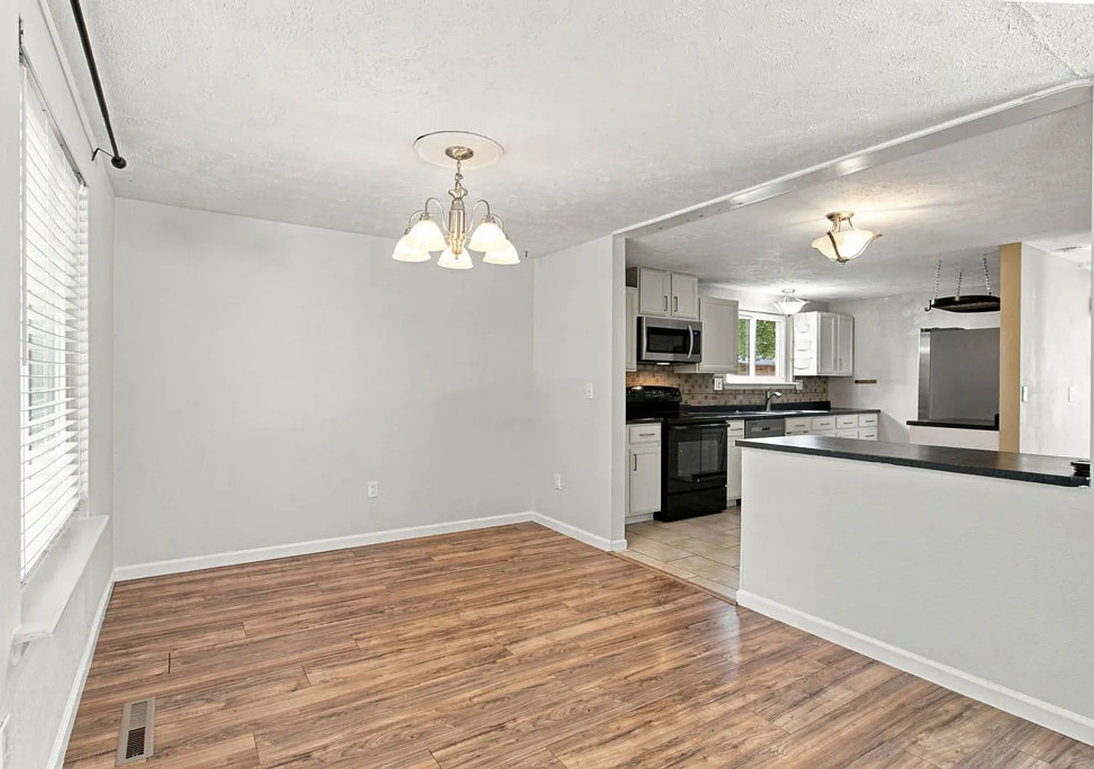 Beautiful 4 Bedroom Available in Rossborough — Photo 1