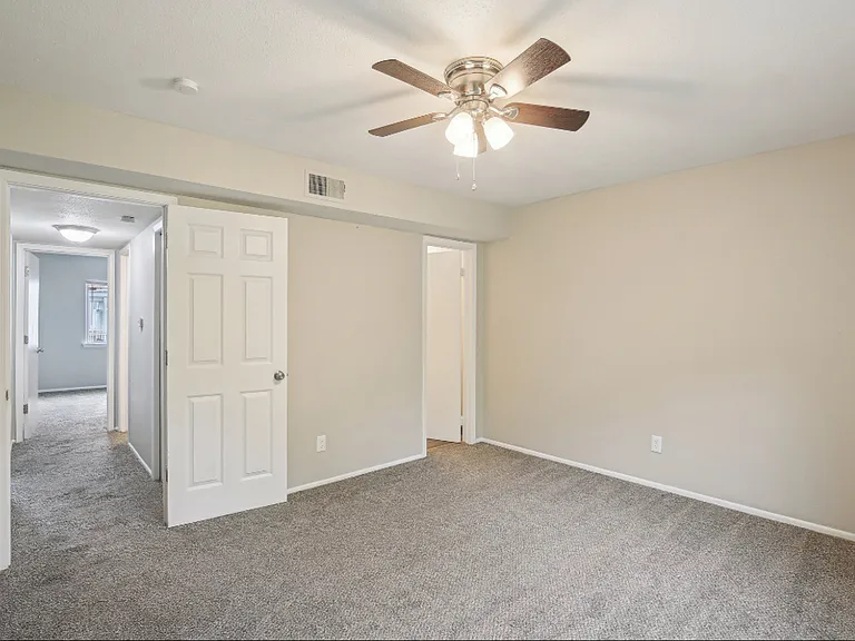 Broadway Ridge Apartments — Photo 14