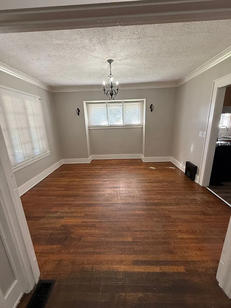 Completely Remodeled 3-5 Bedroom Home. — Photo 4