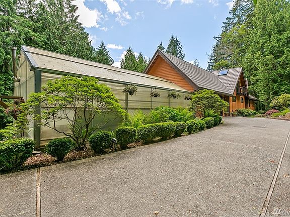 2nd image of 25208 SE Mirrormont Dr
