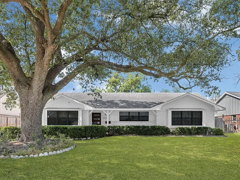 Located in a quiet and safe neighborhood of Maplewood