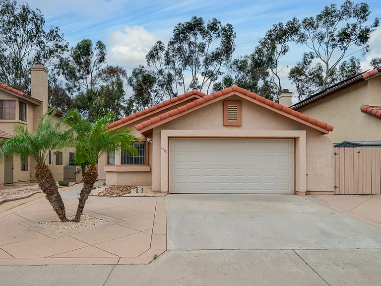1090 Winding Oak Dr — Photo 2