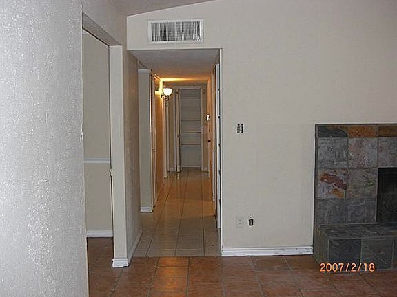 4th image of 829 Warwick Dr