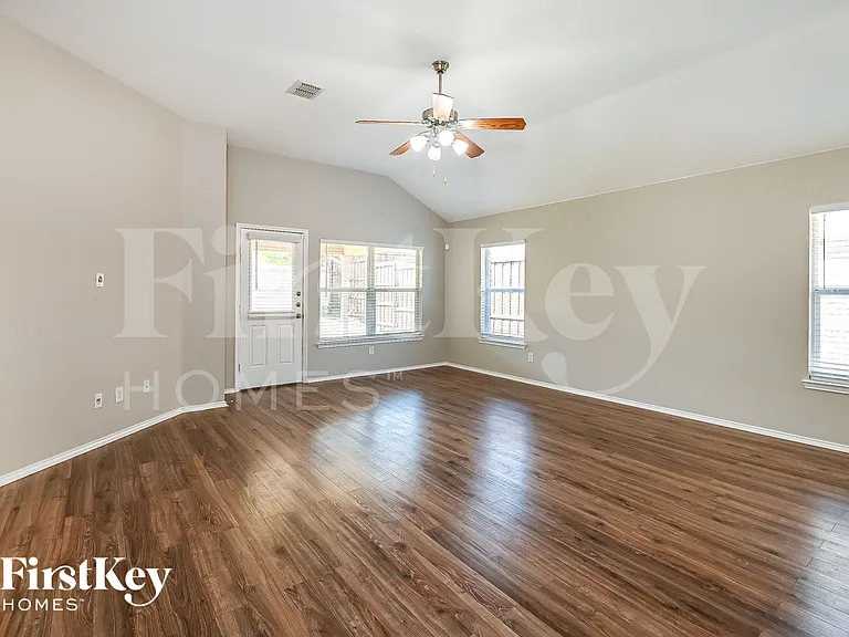 215 Mulberry Dr — Photo 4