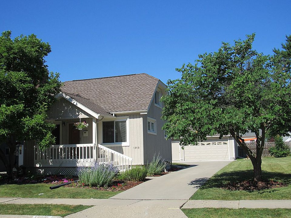 1st image of 1919 Robina Ave