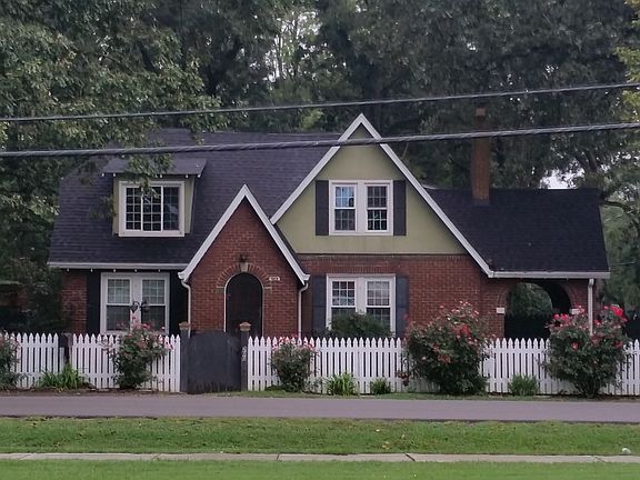 Front view/ covered porch